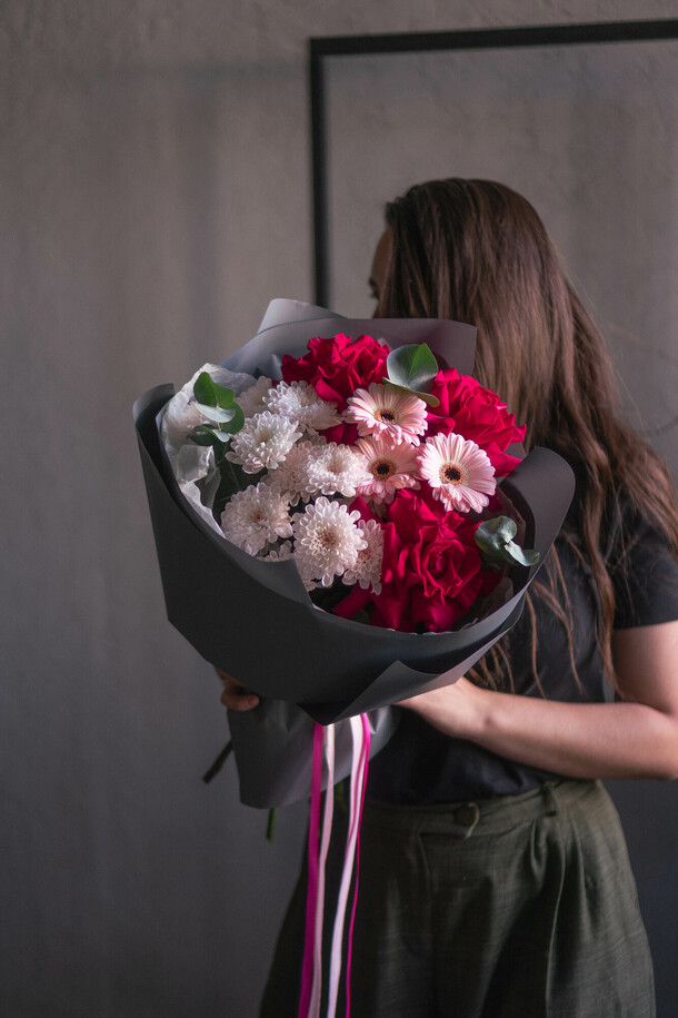 Букет с французскими розами в стильном оформлении, артикул F1457286 - 5300 рублей, доставка по городу. Flawery - доставка цветов