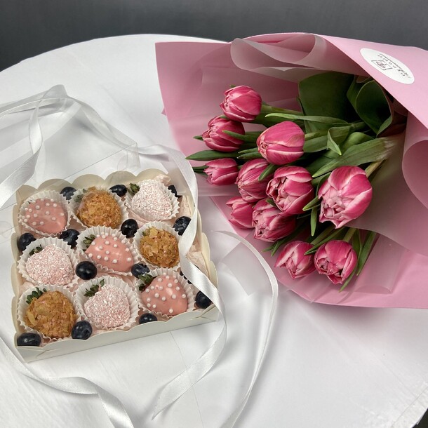 Подарок 11 пионовидных тюльпанов с клубникой в шоколаде, артикул F1368075 - 4990 рублей, доставка по городу. Flawery - доставка цветов