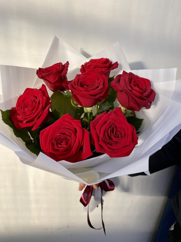 Букет из 7 красных роз, артикул F1368084 - 1990 рублей, доставка по городу. Flawery - доставка цветов