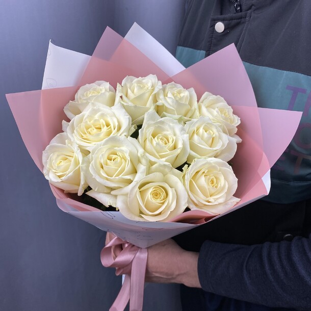 Букет из 11 белых роз, артикул F1368985 - 2890 рублей, доставка по городу. Flawery - доставка цветов