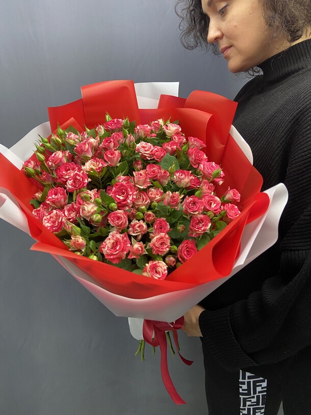 Букет из красно- белых кустовых роз, артикул F1369274 - 4990 рублей, доставка по городу. Flawery - доставка цветов