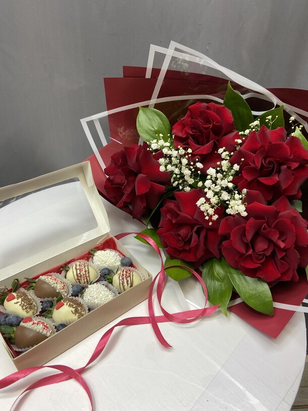 Красная французская роза с клубникой в шоколаде, артикул F1371617 - 4990 рублей, доставка по городу. Flawery - доставка цветов