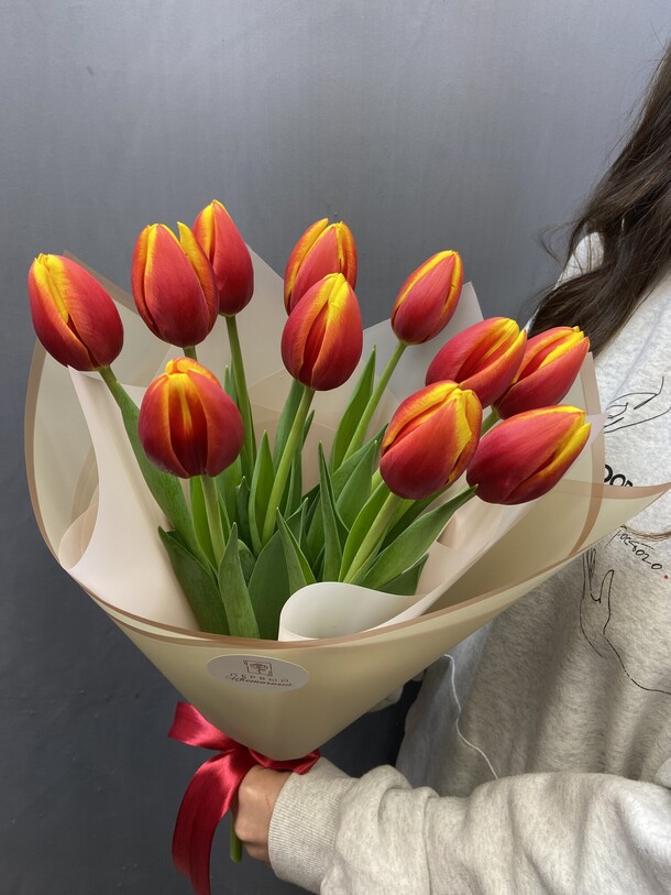 Букет из 11 красно-желтых тюльпанов, артикул F1384869 - 2490 рублей, доставка по городу. Flawery - доставка цветов