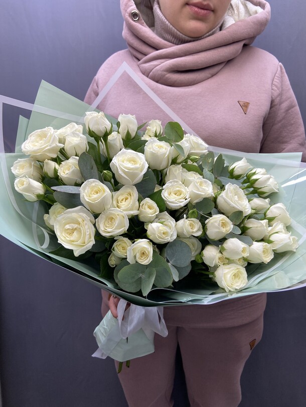 Букет из 15  белых кустовых роз, артикул F1385803 - 5990 рублей, доставка по городу. Flawery - доставка цветов