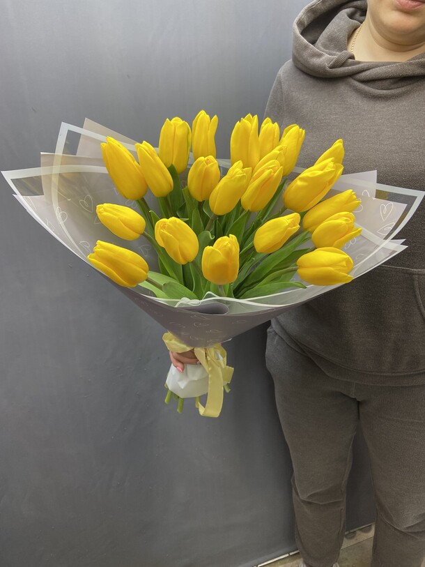 Букет из 21 желтого тюльпана, артикул F1404184 - 4990 рублей, доставка по городу. Flawery - доставка цветов