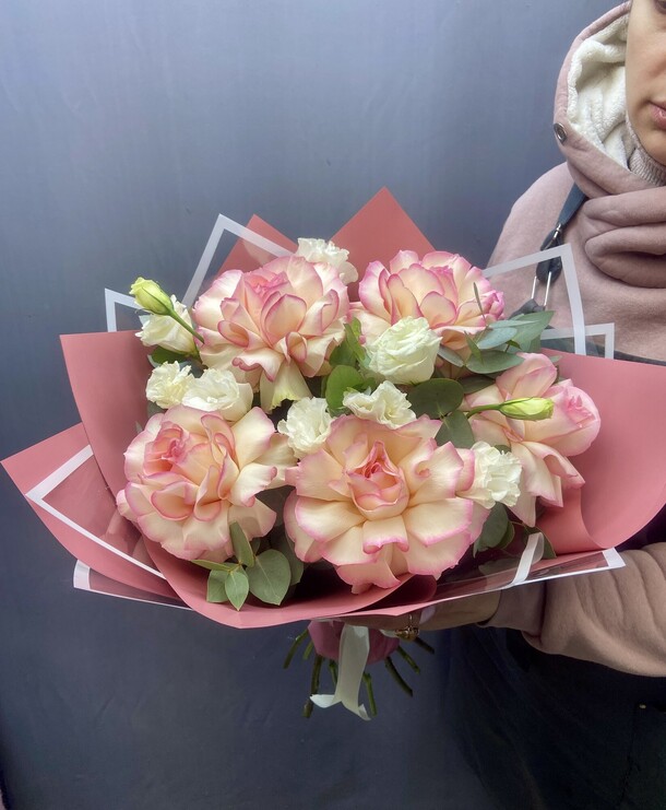 Букет французских роз и эустомы с эвкалиптом, артикул F1418548 - 4390 рублей, доставка по городу. Flawery - доставка цветов