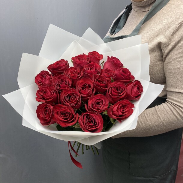 Букет 21 красная роза, артикул F1456522 - 5990 рублей, доставка по городу. Flawery - доставка цветов