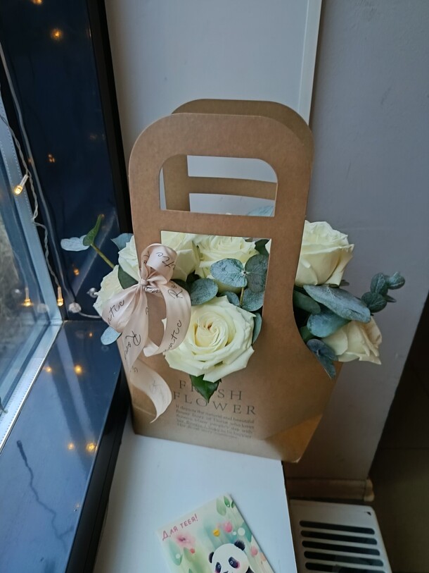 Белая роза с эвкалиптом, артикул F1367205 - 8000 рублей, доставка по городу. Flawery - доставка цветов