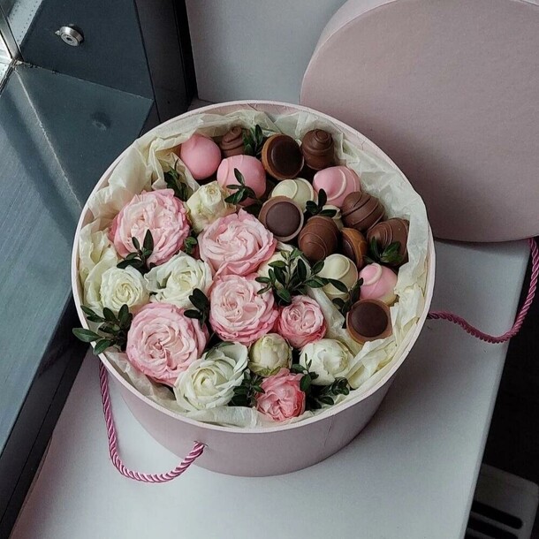 Коробка с клубникой в шоколаде и кустовой розой, артикул F1367403 - 8750 рублей, доставка по городу. Flawery - доставка цветов