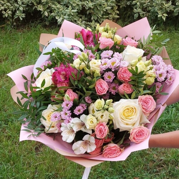 Шик букет с кустовой розой и эустомой, артикул F1367423 - 17300 рублей, доставка по городу. Flawery - доставка цветов