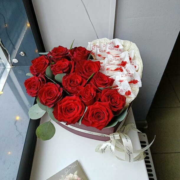 Сердце с розами и рафаэлло, артикул F1367434 - 9150 рублей, доставка по городу. Flawery - доставка цветов