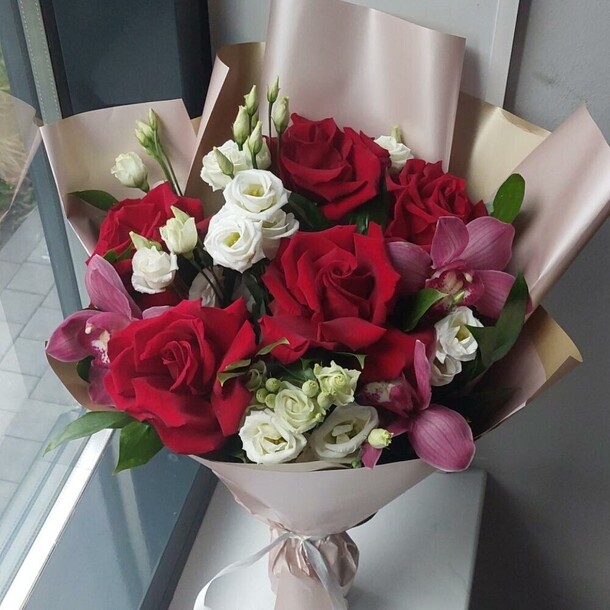 Шик букет с красными розами и эустомой, артикул F1367436 - 9550 рублей, доставка по городу. Flawery - доставка цветов