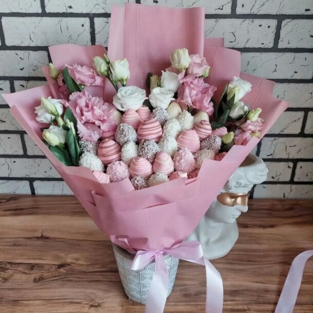 Букет с клубникой в шоколаде, артикул F1367456 - 13500 рублей, доставка по городу. Flawery - доставка цветов