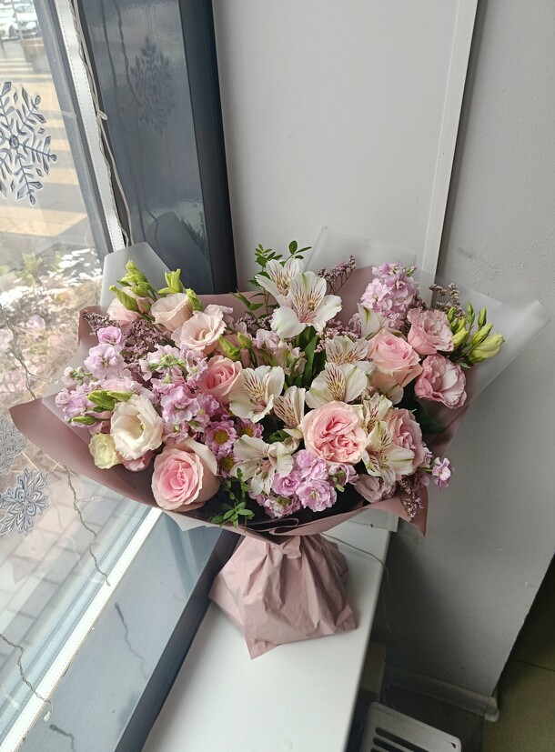 Нежный букет с матиоллой и эустомой, артикул F1388484 - 13500 рублей, доставка по городу. Flawery - доставка цветов