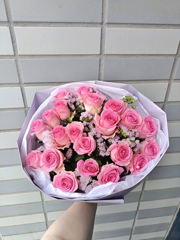 Розовые розы и статица 🥰букет незабываемый, артикул F1426009 - 11750 рублей, доставка по городу. Flawery - доставка цветов