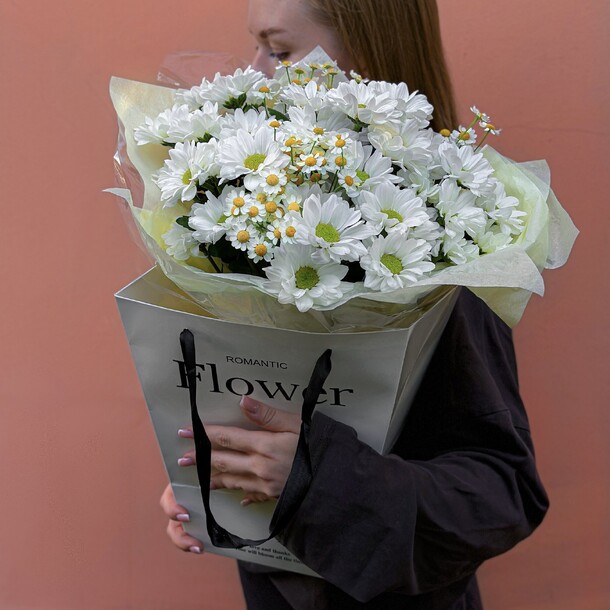 Букет ромашек в сумочке, артикул F1435778 - 3290 рублей, доставка по городу. Flawery - доставка цветов