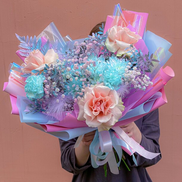 Букет из роз хризантем и гипсофилы радужный, артикул F1435781 - 6390 рублей, доставка по городу. Flawery - доставка цветов