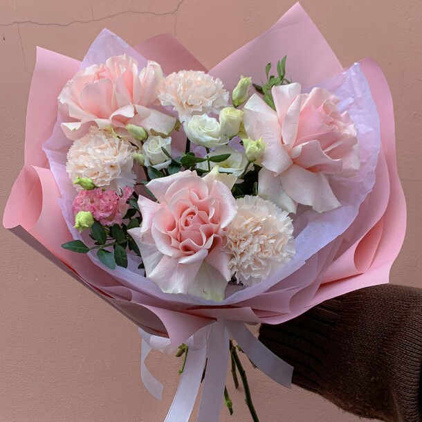 Букет с эустомой и розовыми рощами, артикул F1435897 - 4690 рублей, доставка по городу. Flawery - доставка цветов