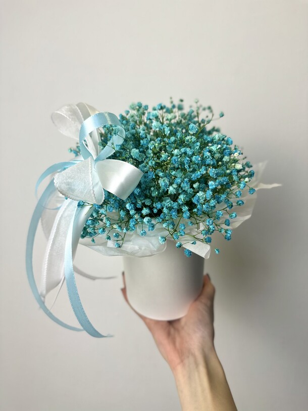 Букет из голубой гипсофилы в коробочке, артикул F1369275 - 2850 рублей, доставка по городу. Flawery - доставка цветов