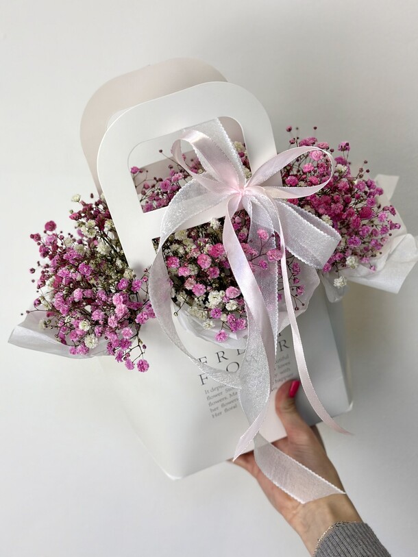 Сумочка из розовой гипсофилы, артикул F1374205 - 2650 рублей, доставка по городу. Flawery - доставка цветов