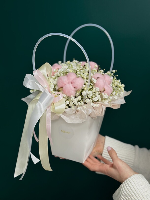 Сумочка «зефирка» из хлопка и гипсофилы, артикул F1377417 - 2890 рублей, доставка по городу. Flawery - доставка цветов