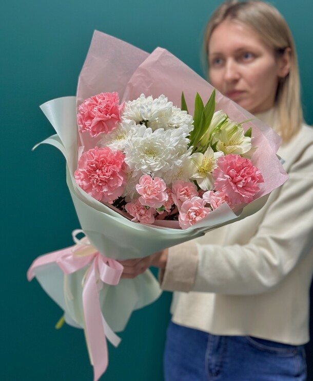 Микс нежных цветов хризантема, альстромерия, диантусы, артикул F1380081 - 3250 рублей, доставка по городу. Flawery - доставка цветов