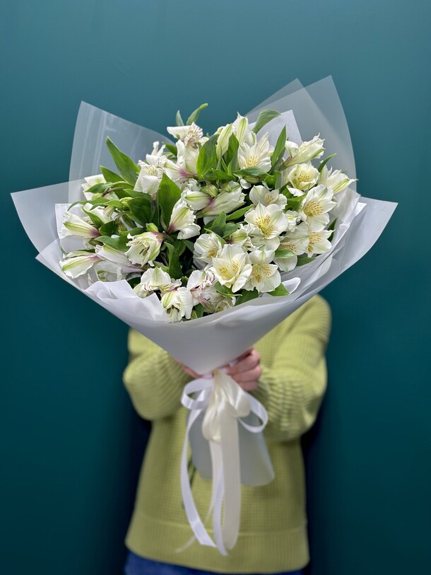 Букет из белых альстромерий, артикул F1382940 - 4400 рублей, доставка по городу. Flawery - доставка цветов
