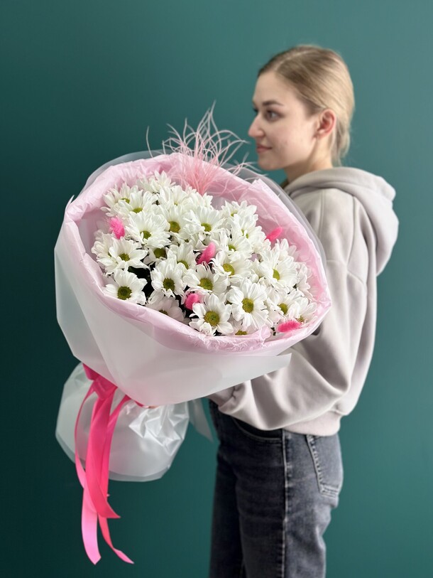 Хризантема ромашка с розовым лагурусом, артикул F1394912 - 3990 рублей, доставка по городу. Flawery - доставка цветов