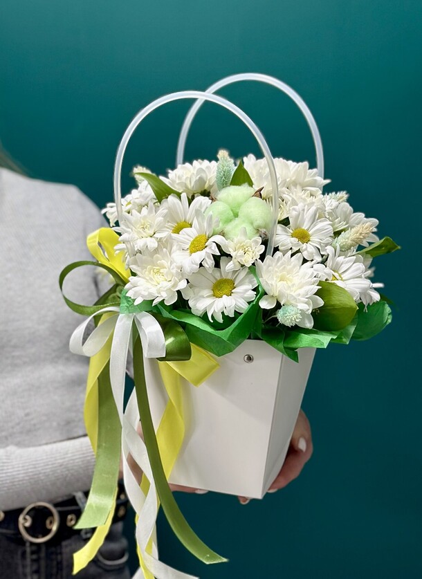 Летняя сумочка с ромашками, артикул F1395825 - 3200 рублей, доставка по городу. Flawery - доставка цветов