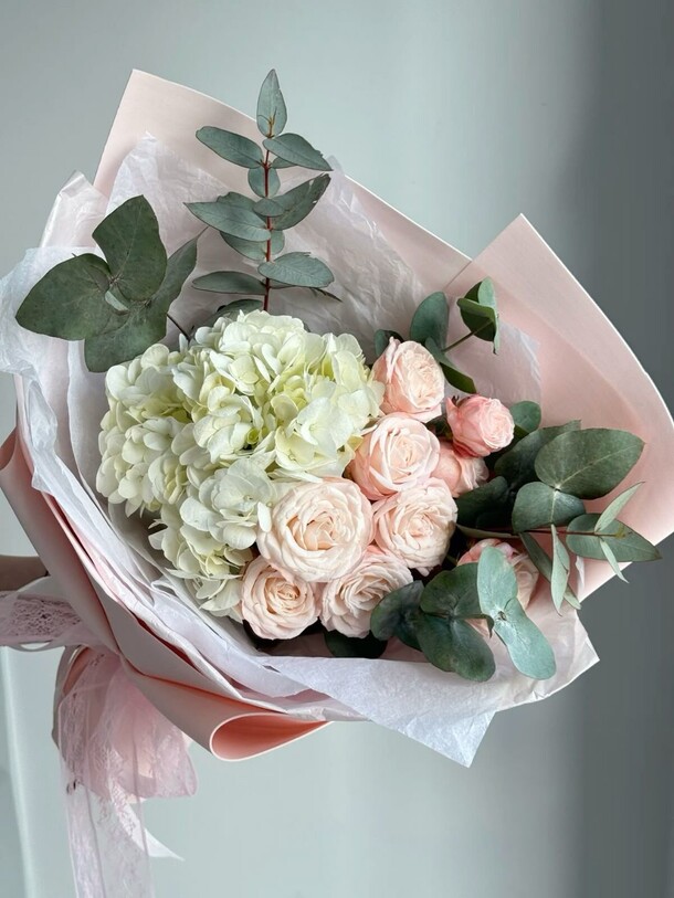 Букет из гортензий и кустовых роз, артикул F1402949 - 3200 рублей, доставка по городу. Flawery - доставка цветов