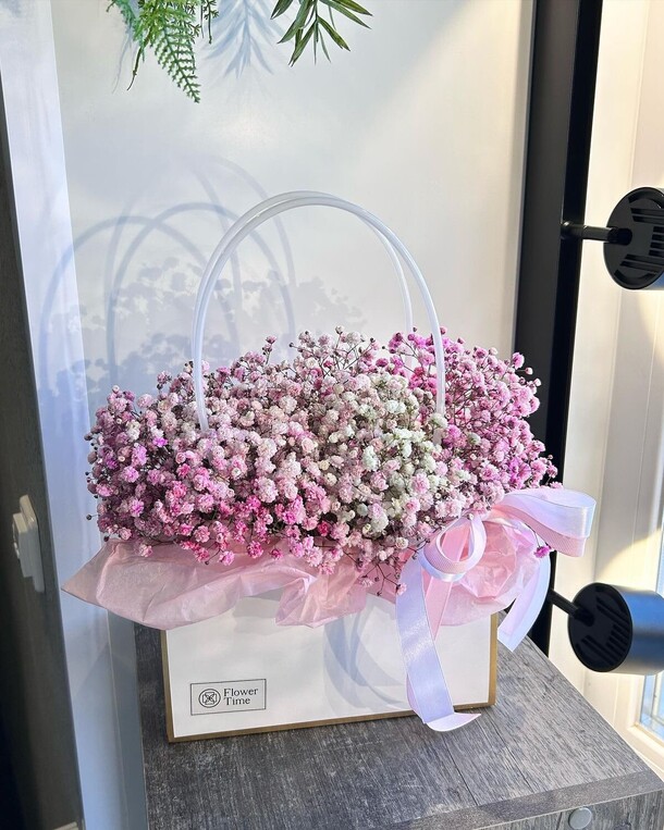 Розовая гипсофила в сумочке, артикул F1405649 - 4050 рублей, доставка по городу. Flawery - доставка цветов