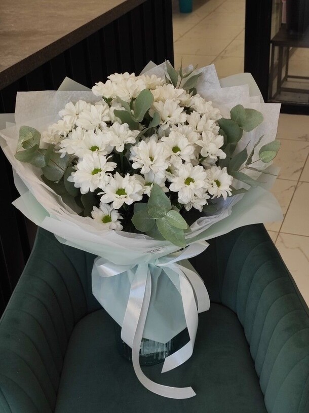 Букет из ромашек и эвкалипта, артикул F1408190 - 3750 рублей, доставка по городу. Flawery - доставка цветов