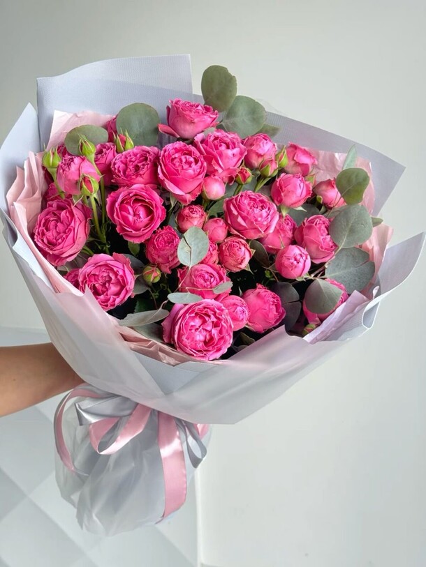 Яркие кустовые розы с эвкалиптом, артикул F1413491 - 7350 рублей, доставка по городу. Flawery - доставка цветов