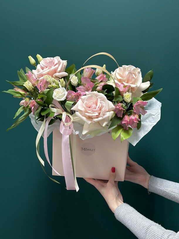 Сумочка из роз, эустомы, альстромерии, артикул F1415655 - 6100 рублей, доставка по городу. Flawery - доставка цветов