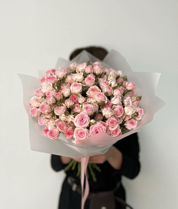 Кустовые розы в матовой упаковке, артикул F1423977 - 4690 рублей, доставка по городу. Flawery - доставка цветов