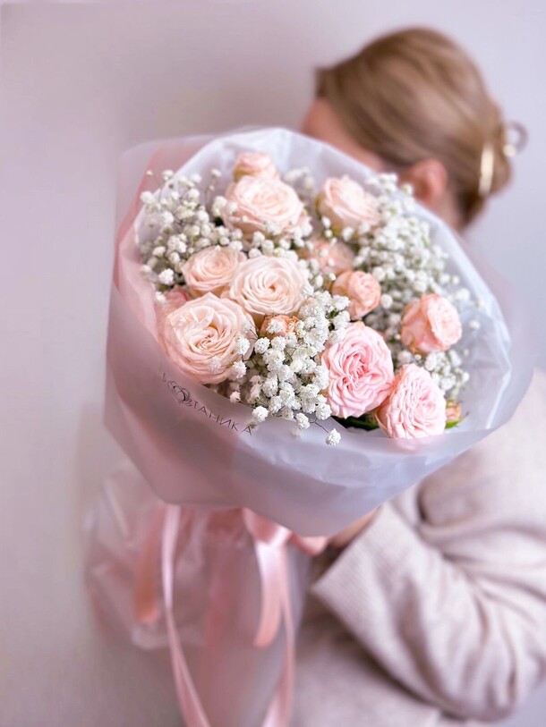 Кустовые розы и гипсофила, артикул F1427823 - 3058 рублей, доставка по городу. Flawery - доставка цветов