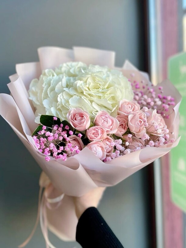 Гортензия, кустовые розы и гипсофилы, артикул F1427828 - 4350 рублей, доставка по городу. Flawery - доставка цветов