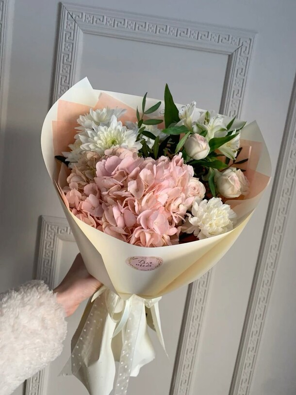 Сборный букет с гортензией «нежность», артикул F1427831 - 3650 рублей, доставка по городу. Flawery - доставка цветов