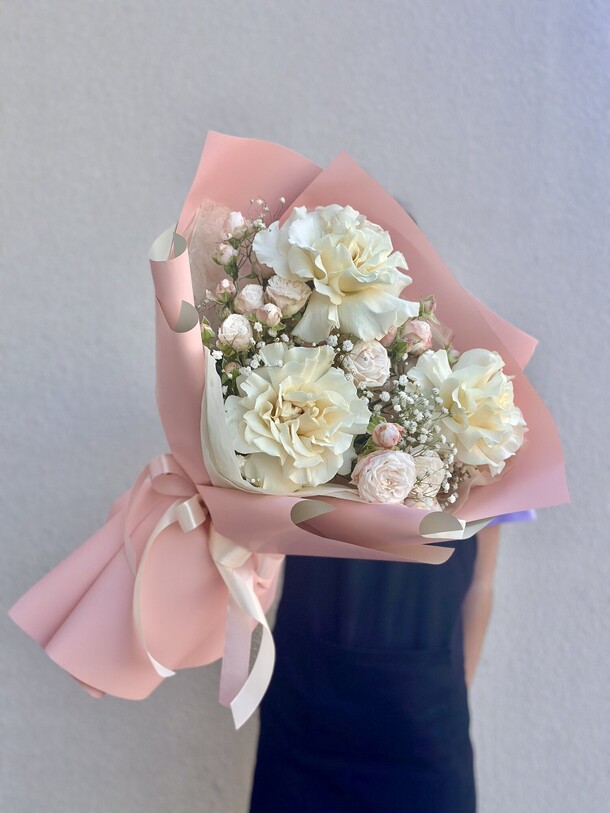 Розы и гипсофила в современной упаковке, артикул F1432907 - 4750 рублей, доставка по городу. Flawery - доставка цветов