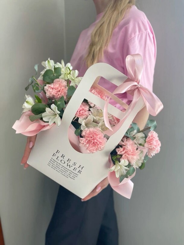 Диантусы и альстромерия в сумочке, артикул F1433335 - 4250 рублей, доставка по городу. Flawery - доставка цветов