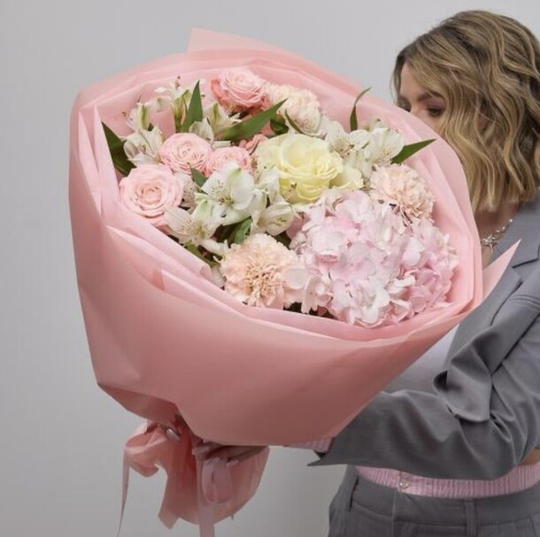 Сборный нежный букет с гортензией, артикул F1449000 - 5250 рублей, доставка по городу. Flawery - доставка цветов