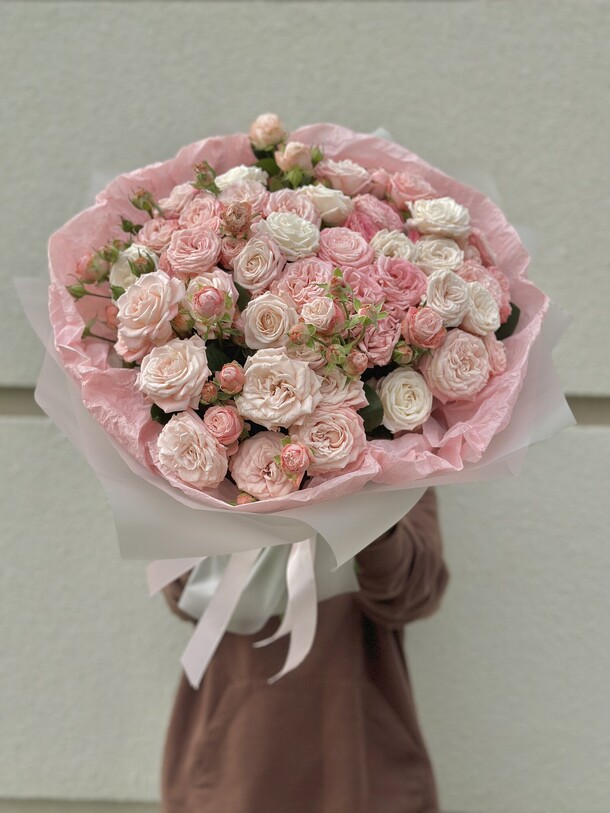 Букет из 25 кустовых роз бомбастик, артикул F1478043 - 12000 рублей, доставка по городу. Flawery - доставка цветов