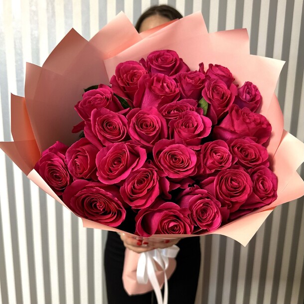 Букет из 25 эквадорских роз эксклюзив 80 см, артикул F1367221 - 9990 рублей, доставка по городу. Flawery - доставка цветов