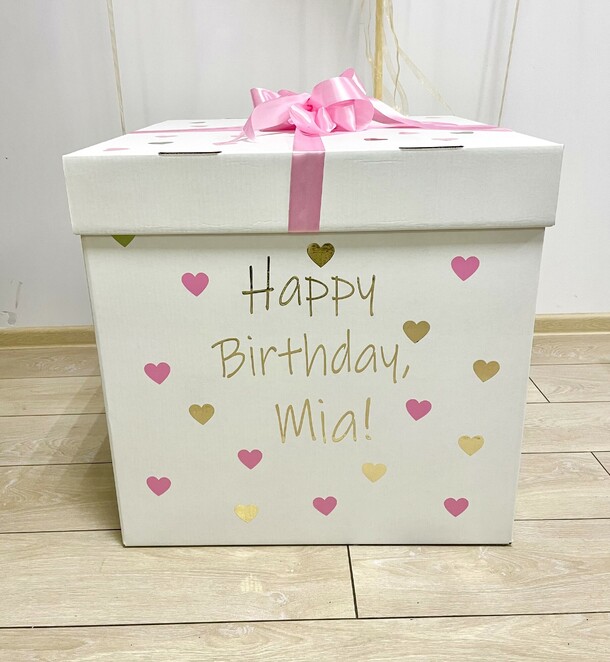 Воздушные шары в коробке-сюрприз с шарами 15 см с дождиком внутри (21 единица в наборе), артикул F1371191 - 6290 рублей, доставка по городу. Flawery - доставка цветов