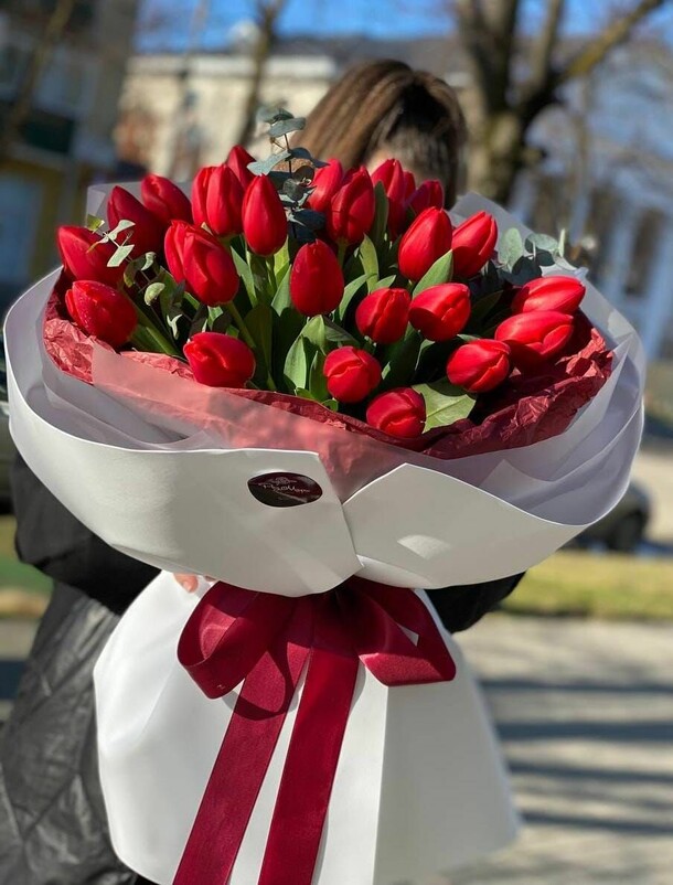 Букет из красных тюльпанов, артикул F1369020 - 6900 рублей, доставка по городу. Flawery - доставка цветов