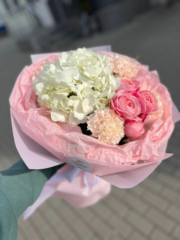 Сборный букет с гортензией, артикул F1369022 - 3600 рублей, доставка по городу. Flawery - доставка цветов