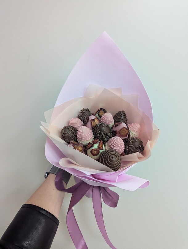 Букет три шоколада "радостный случай", артикул F1369850 - 4780 рублей, доставка по городу. Flawery - доставка цветов