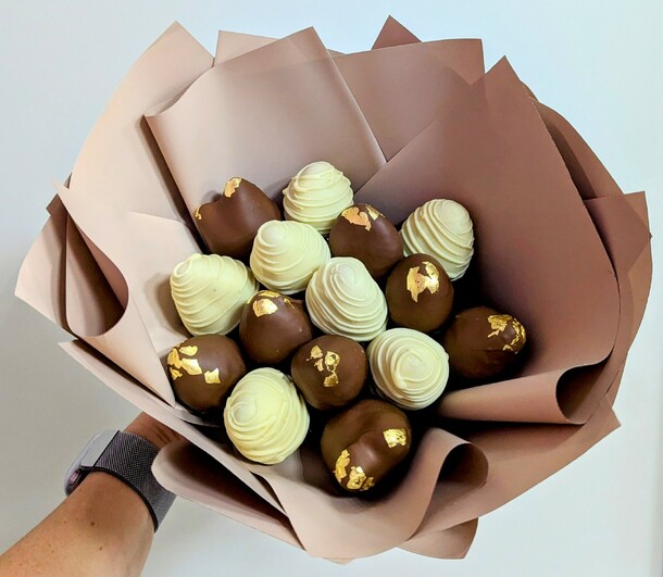 Букет два шоколада "молочное золото", артикул F1369857 - 4500 рублей, доставка по городу. Flawery - доставка цветов