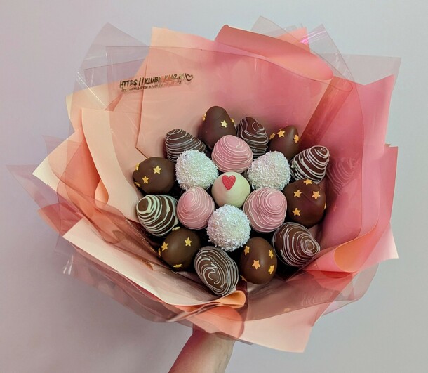 Букет 3 шоколада 19 ягод, артикул F1430948 - 5600 рублей, доставка по городу. Flawery - доставка цветов