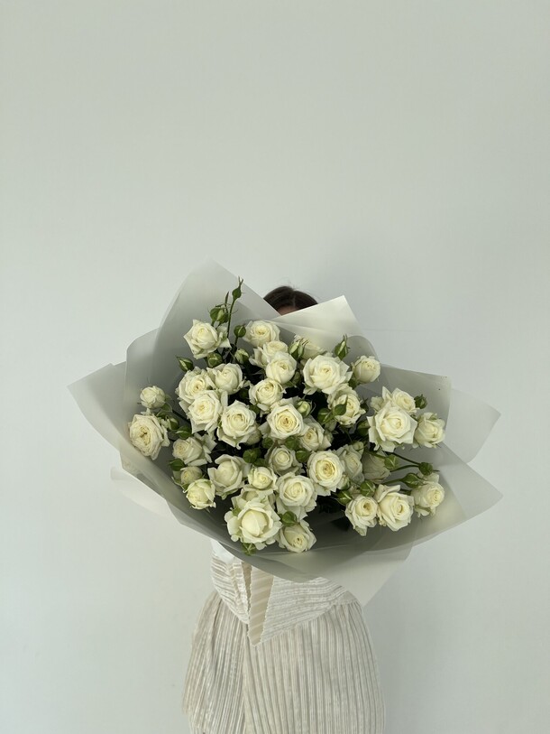 Букет из белых кустовых роз, артикул F1381327 - 8700 рублей, доставка по городу. Flawery - доставка цветов